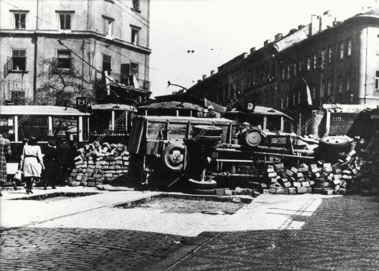 1 (s04 (HNN 011 967-001 Barikáda z tramvají u Zvonařky na Vinohradech, anonymní fotografie_vodoznak.jpg