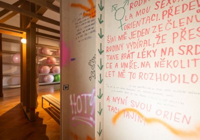 Muzeum Prahy představuje divadelní výstavu Tělák. Návštěvníky vtáhne do prostoru školní šatny i příběhů dospívání