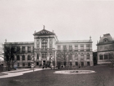 Příběh hlavní budovy